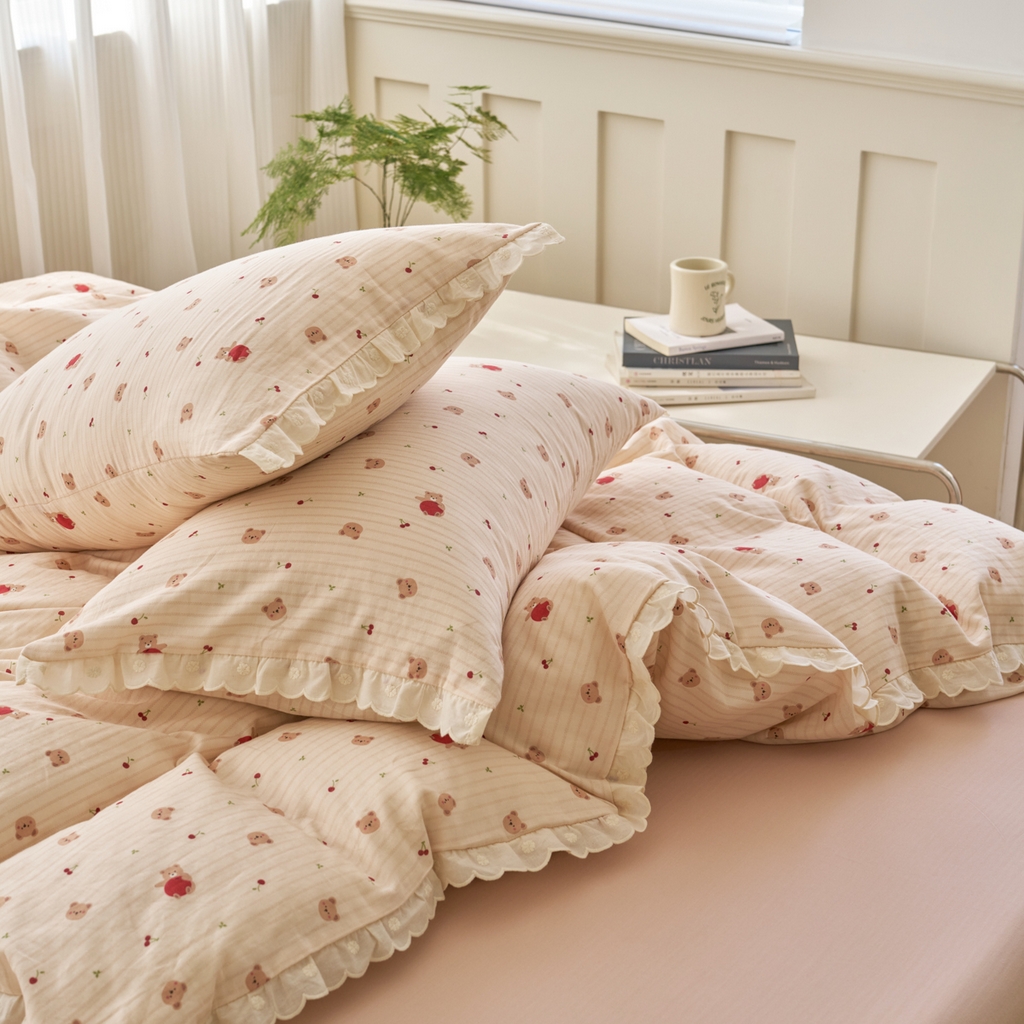 91家纺网 家纺一手货源 找家纺 洋铭区（原狠狠爱） 2025新款花边全棉双层纱四件套 红果小熊