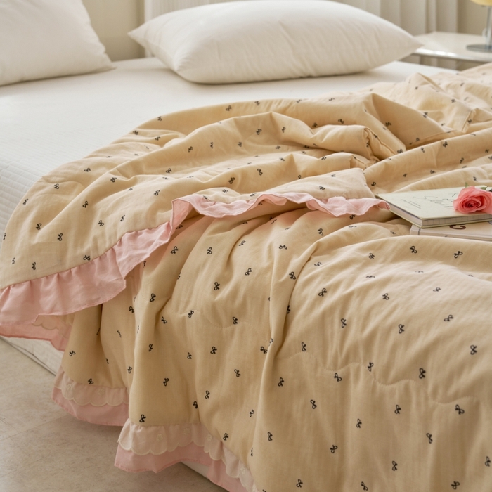 91家纺网 家纺一手货源 找家纺 洋铭区（原狠狠爱） 2025新款A类双层纱双层花边款系列夏被夏凉被空调被 小小蝴蝶结