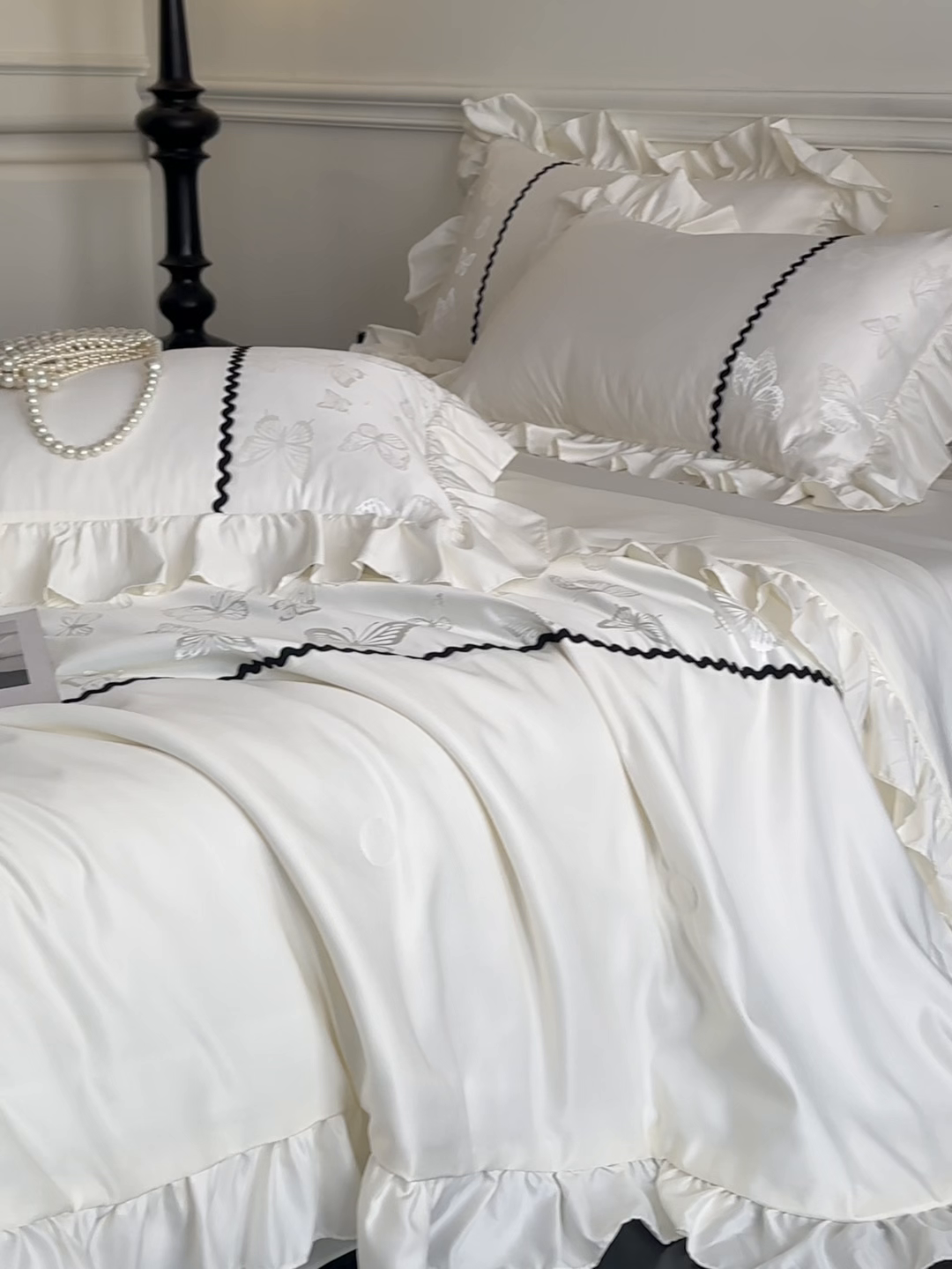 91家纺网 家纺一手货源 找家纺 米彩家纺 2025新款A类水洗真丝亮光浮雕洛丽塔夏被夏凉被空调被四件套 奶昔白