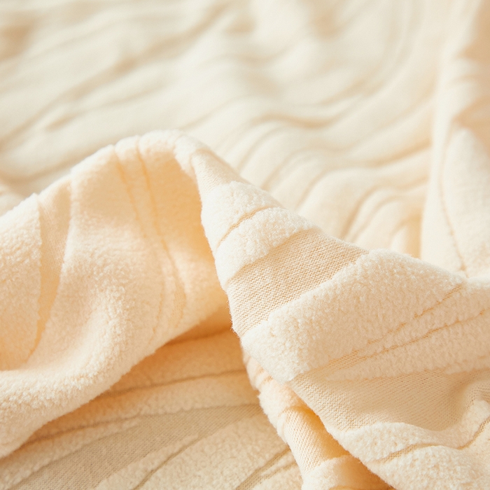 91家纺网 家纺一手货源 找家纺 共鸣沙发套 2025春夏新款水波纹裙摆弹力提花全包万能沙发套单沙发套裙摆款 米黄色