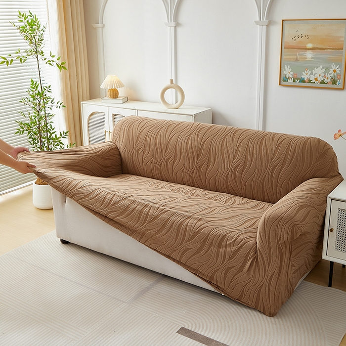 91家纺网 家纺一手货源 找家纺 共鸣沙发套 2025春夏新款水波纹弹力提花全包万能沙发套单沙发套全包款 驼色