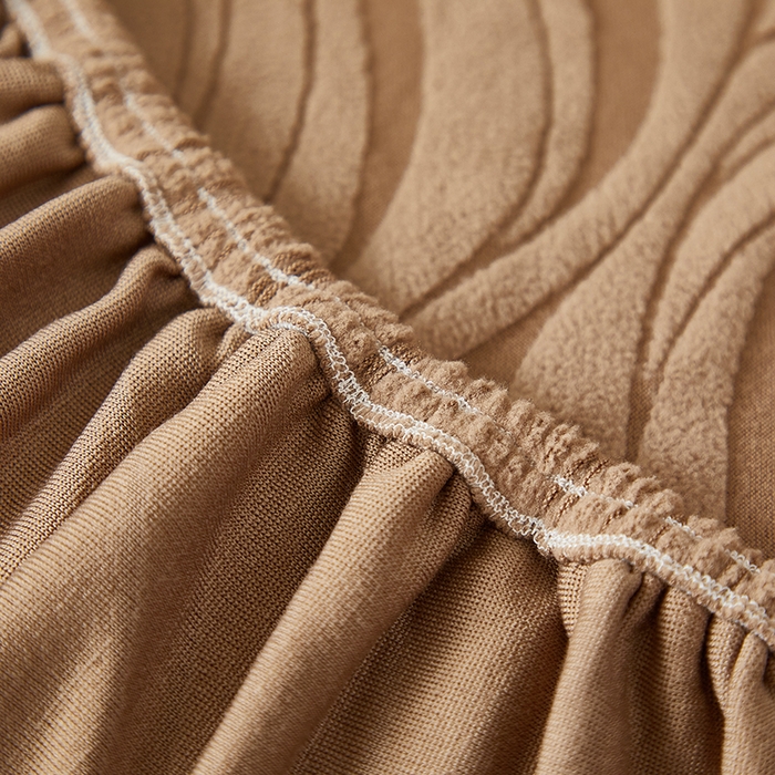 91家纺网 家纺一手货源 找家纺 共鸣沙发套 2025春夏新款水波纹弹力提花全包万能沙发套单沙发套全包款 驼色