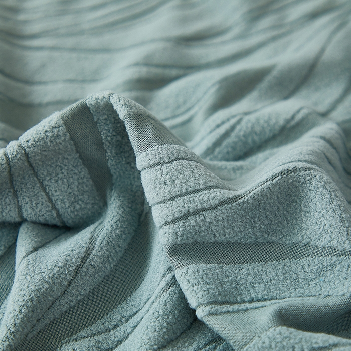 91家纺网 家纺一手货源 找家纺 共鸣沙发套 2025春夏新款水波纹裙摆弹力提花全包万能沙发套单沙发套裙摆款 墨绿色