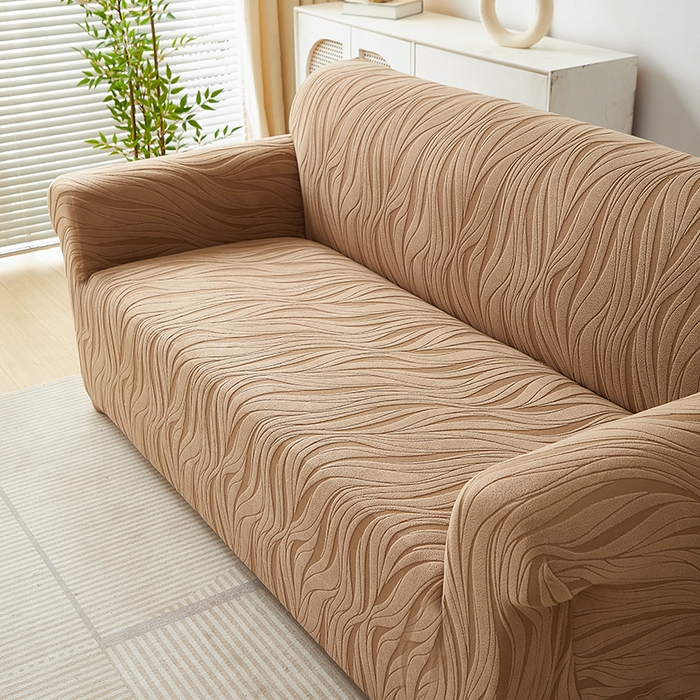 91家纺网 家纺一手货源 找家纺 共鸣沙发套 2025春夏新款水波纹弹力提花全包万能沙发套单沙发套全包款 驼色