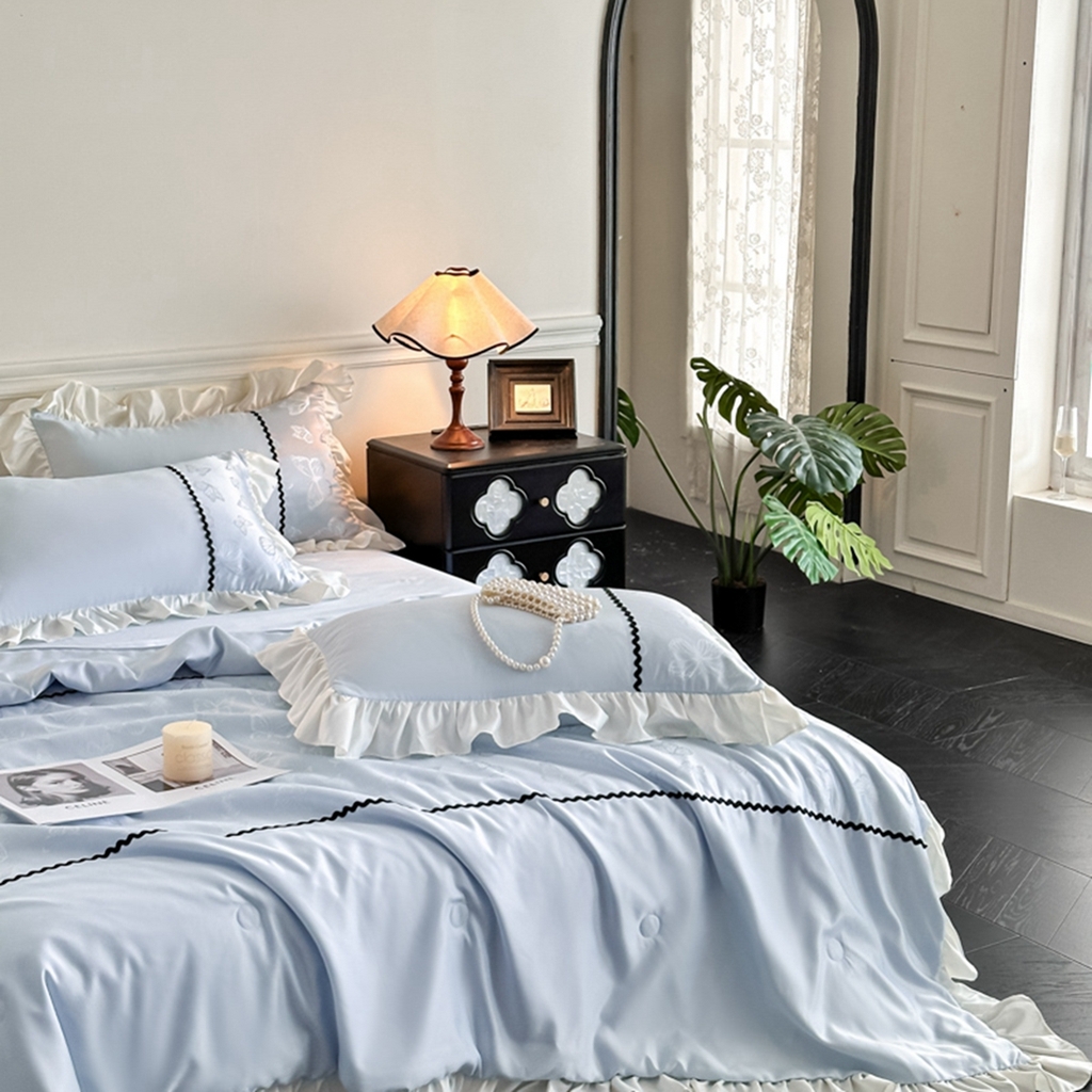 91家纺网 家纺一手货源 找家纺 米彩家纺 2025新款A类水洗真丝亮光浮雕洛丽塔夏被夏凉被空调被四件套 天兰