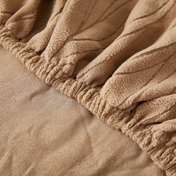 91家纺网 家纺一手货源 找家纺 共鸣沙发套 2025春夏新款水波纹弹力提花全包万能沙发套单沙发套全包款 驼色