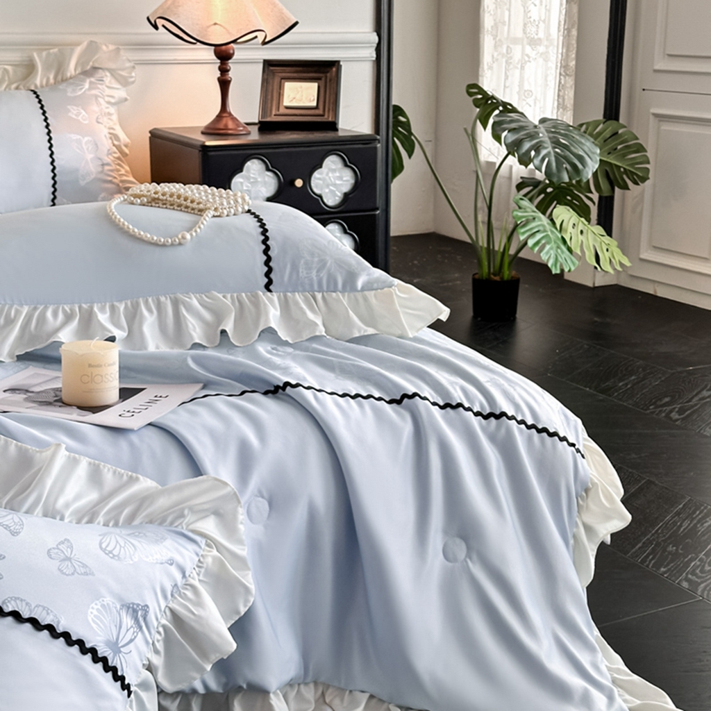 91家纺网 家纺一手货源 找家纺 米彩家纺 2025新款A类水洗真丝亮光浮雕洛丽塔夏被夏凉被空调被四件套 天兰