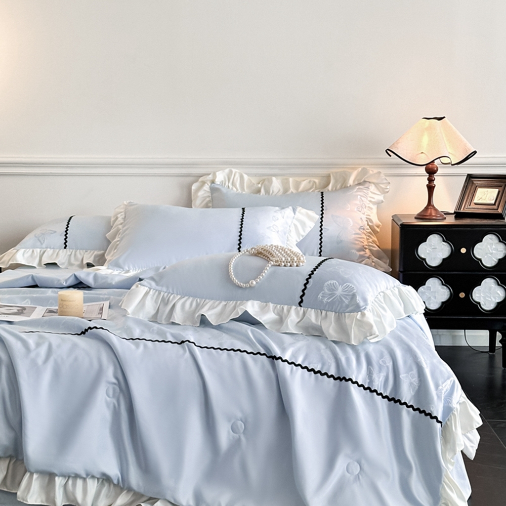 91家纺网 家纺一手货源 找家纺 米彩家纺 2025新款A类水洗真丝亮光浮雕洛丽塔夏被夏凉被空调被四件套 天兰