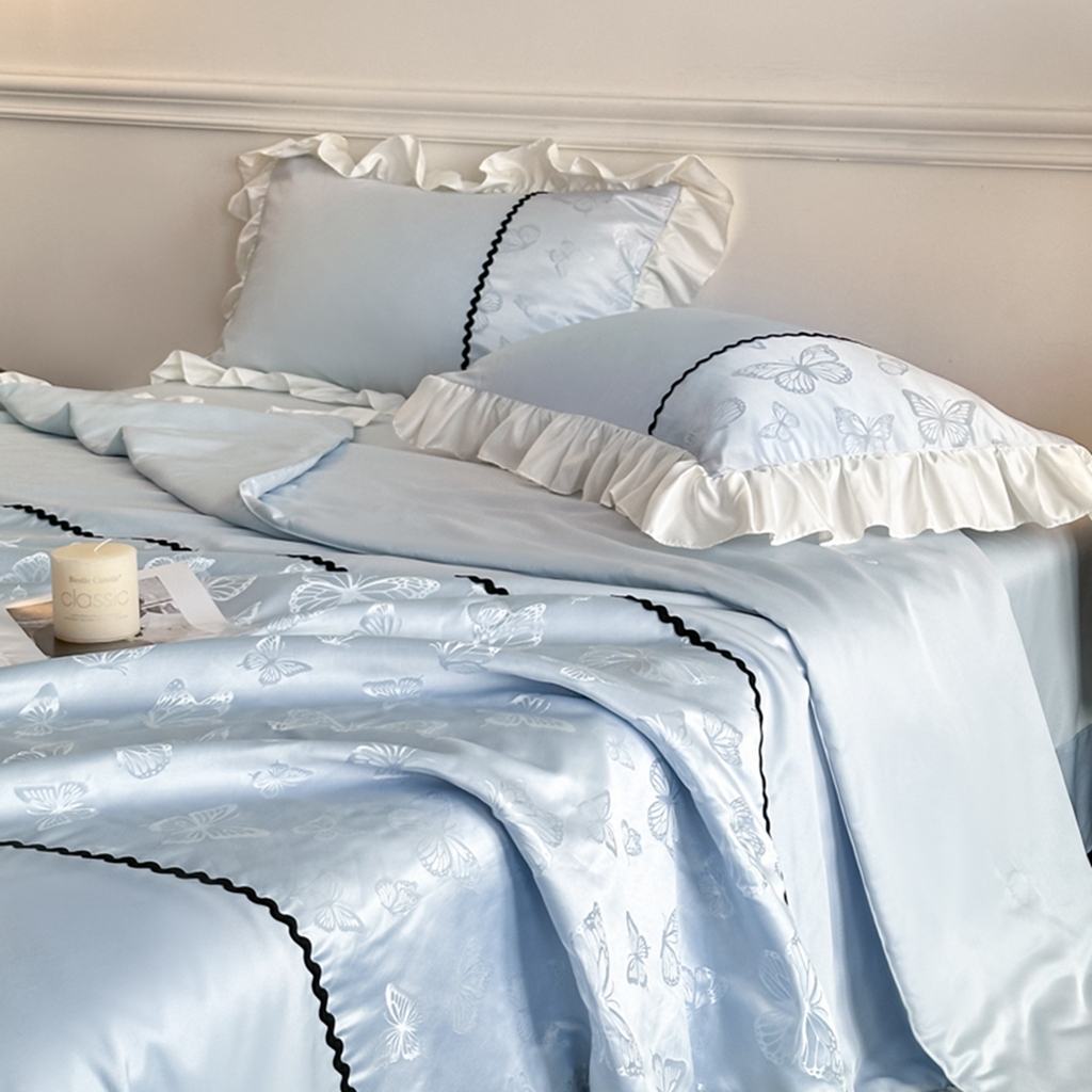 91家纺网 家纺一手货源 找家纺 米彩家纺 2025新款A类水洗真丝亮光浮雕洛丽塔夏被夏凉被空调被四件套 天兰