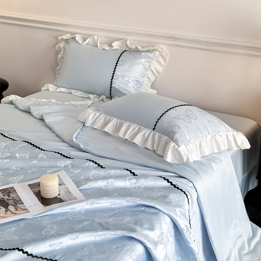 91家纺网 家纺一手货源 找家纺 米彩家纺 2025新款A类水洗真丝亮光浮雕洛丽塔夏被夏凉被空调被四件套 天兰