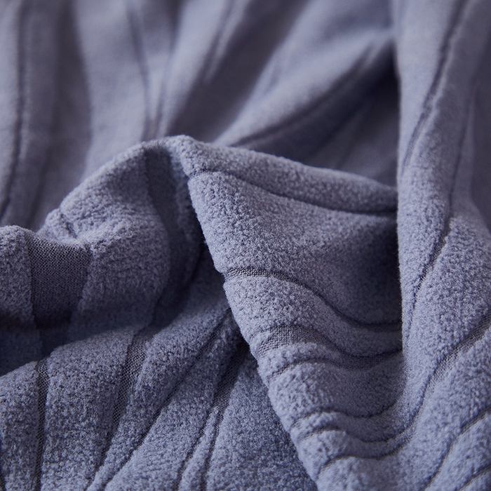 91家纺网 家纺一手货源 找家纺 共鸣沙发套 2025春夏新款水波纹裙摆弹力提花全包万能沙发套单沙发套裙摆款 深灰色（偏蓝）