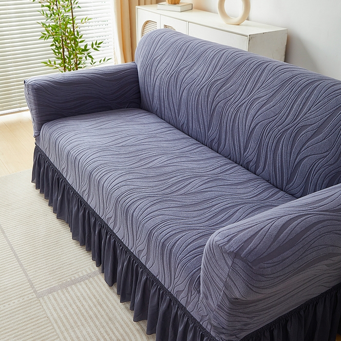 91家纺网 家纺一手货源 找家纺 共鸣沙发套 2025春夏新款水波纹裙摆弹力提花全包万能沙发套单沙发套裙摆款 深灰色（偏蓝）