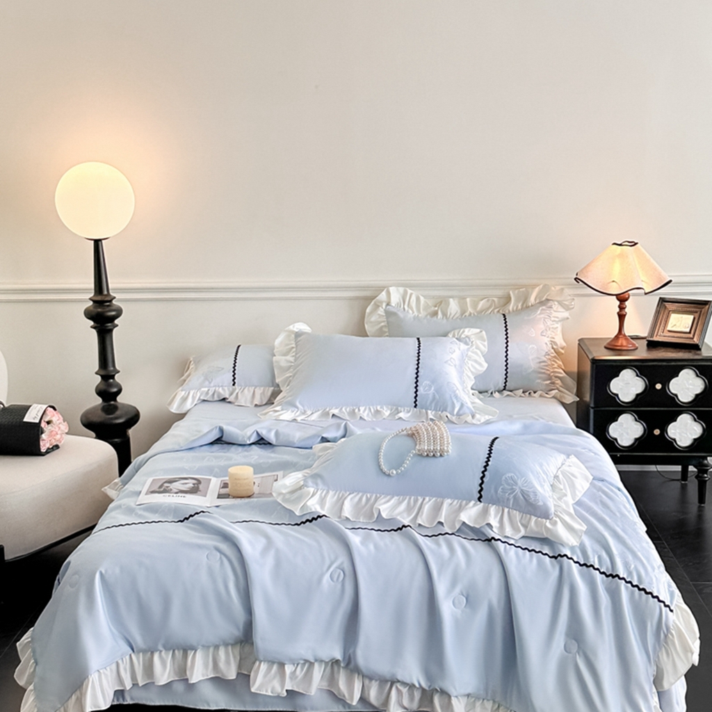 91家纺网 家纺一手货源 找家纺 米彩家纺 2025新款A类水洗真丝亮光浮雕洛丽塔夏被夏凉被空调被四件套 天兰