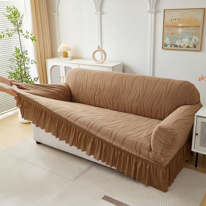 91家纺网 家纺一手货源 找家纺 共鸣沙发套 2025春夏新款水波纹裙摆弹力提花全包万能沙发套单沙发套裙摆款 驼色