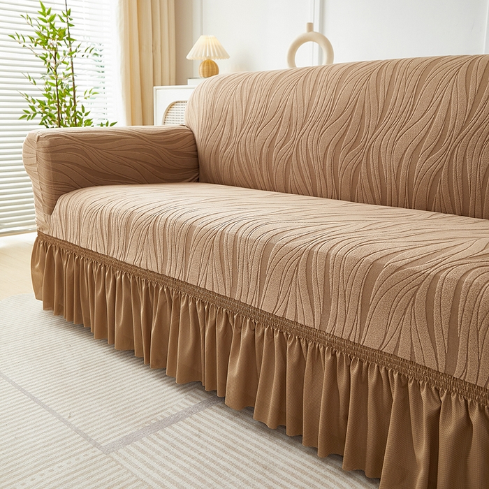 91家纺网 家纺一手货源 找家纺 共鸣沙发套 2025春夏新款水波纹裙摆弹力提花全包万能沙发套单沙发套裙摆款 驼色