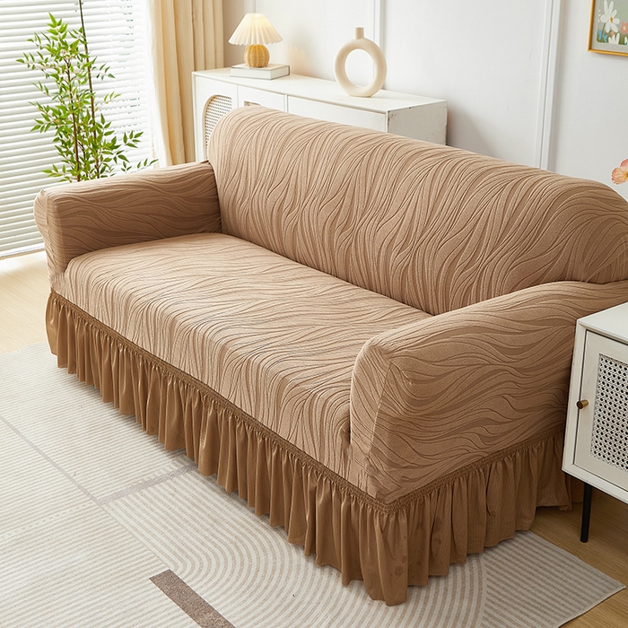 91家纺网 家纺一手货源 找家纺 共鸣沙发套 2025春夏新款水波纹裙摆弹力提花全包万能沙发套单沙发套裙摆款 驼色