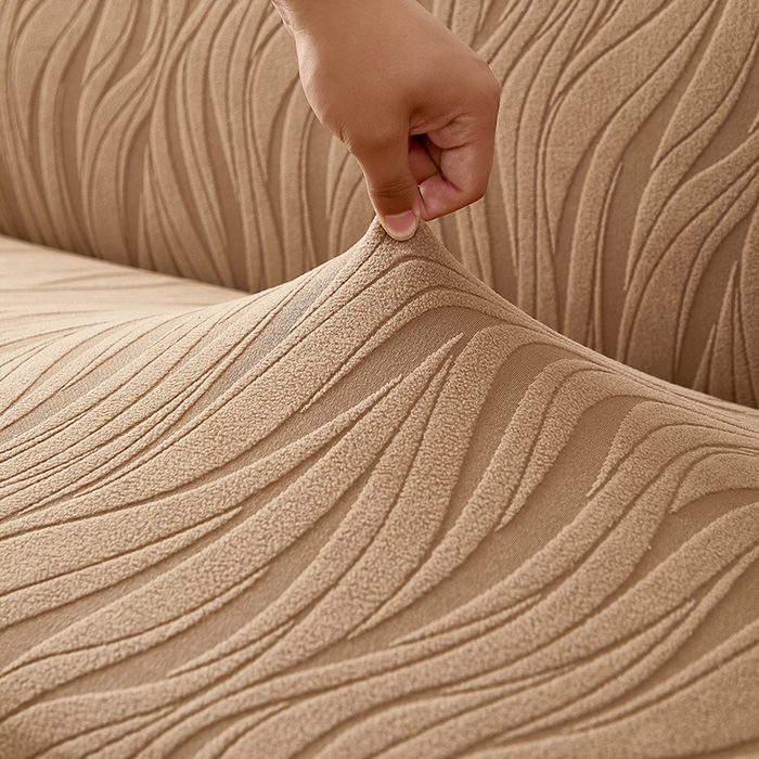 91家纺网 家纺一手货源 找家纺 共鸣沙发套 2025春夏新款水波纹裙摆弹力提花全包万能沙发套单沙发套裙摆款 驼色