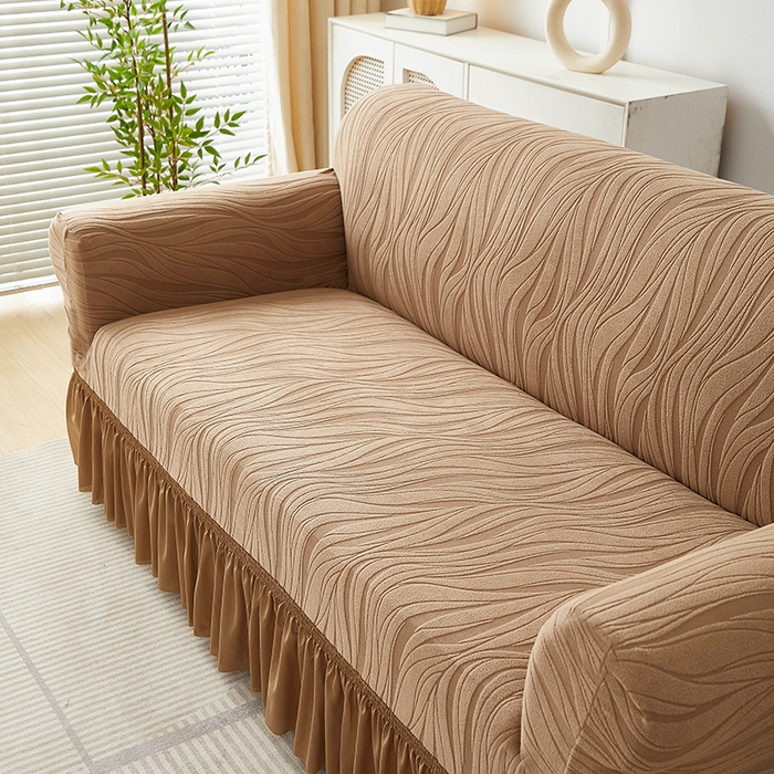 91家纺网 家纺一手货源 找家纺 共鸣沙发套 2025春夏新款水波纹裙摆弹力提花全包万能沙发套单沙发套裙摆款 驼色