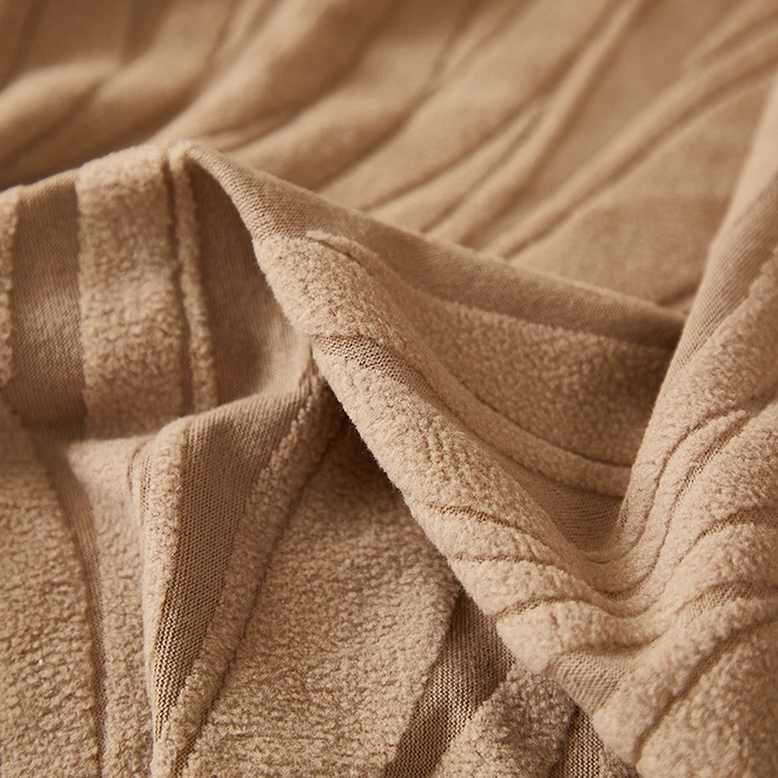 91家纺网 家纺一手货源 找家纺 共鸣沙发套 2025春夏新款水波纹裙摆弹力提花全包万能沙发套单沙发套裙摆款 驼色