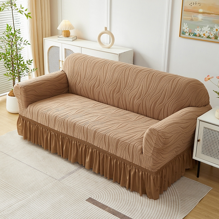 91家纺网 家纺一手货源 找家纺 共鸣沙发套 2025春夏新款水波纹裙摆弹力提花全包万能沙发套单沙发套裙摆款 驼色