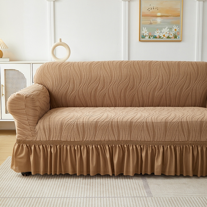 91家纺网 家纺一手货源 找家纺 共鸣沙发套 2025春夏新款水波纹裙摆弹力提花全包万能沙发套单沙发套裙摆款 驼色