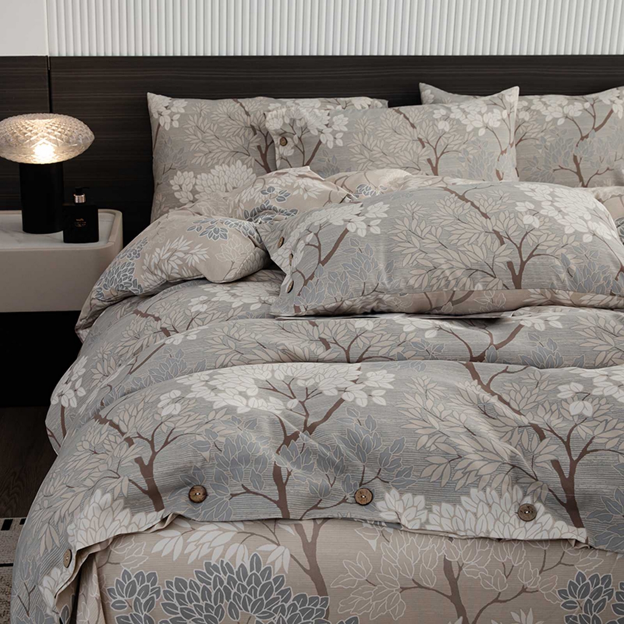 91家纺网 家纺一手货源 找家纺 果洋家纺 2025新款水洗双层纱复古纽扣款轻奢风小碎花系列四件套 粉黛-灰