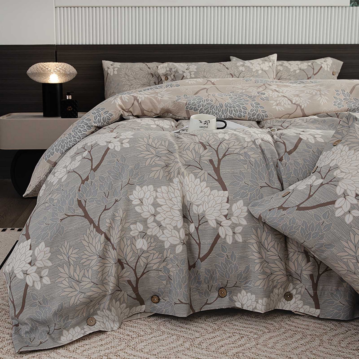 91家纺网 家纺一手货源 找家纺 果洋家纺 2025新款水洗双层纱复古纽扣款轻奢风小碎花系列四件套 粉黛-灰