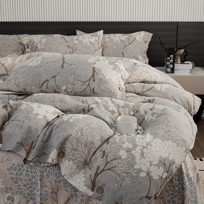 91家纺网 家纺一手货源 找家纺 果洋家纺 2025新款水洗双层纱复古纽扣款轻奢风小碎花系列四件套 粉黛-灰