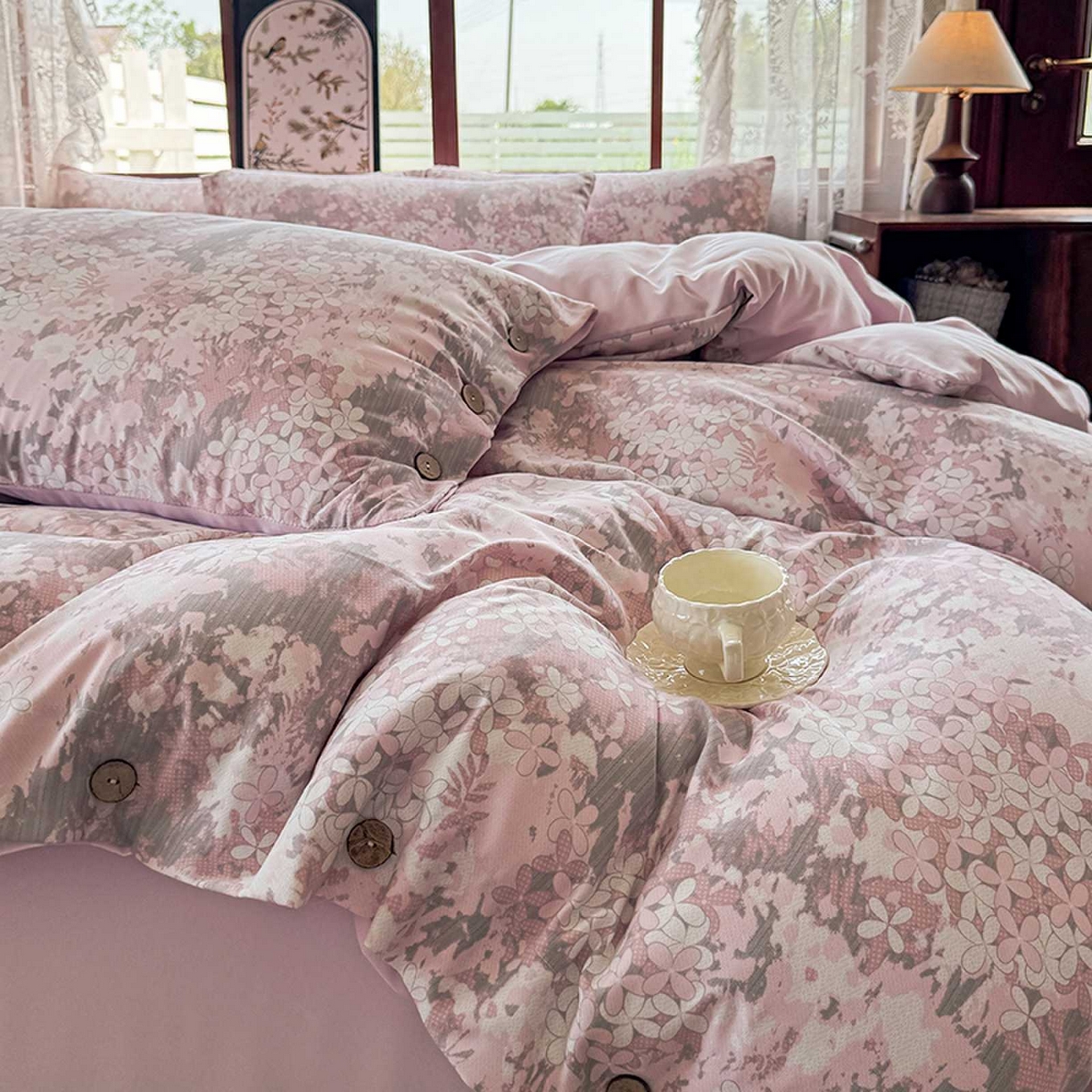 91家纺网 家纺一手货源 找家纺 果洋家纺 2025新款水洗双层纱复古纽扣款轻奢风小碎花系列四件套 粉黛佳人