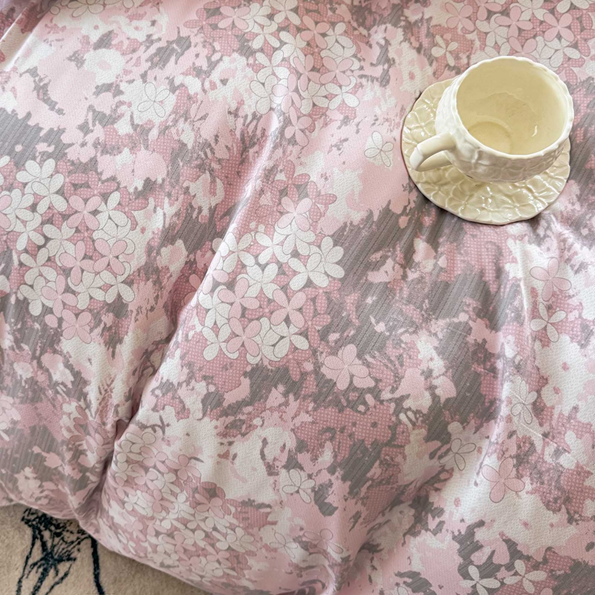 91家纺网 家纺一手货源 找家纺 果洋家纺 2025新款水洗双层纱复古纽扣款轻奢风小碎花系列四件套 粉黛佳人