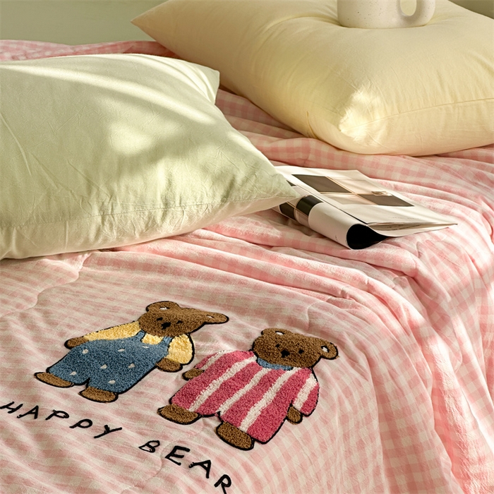 91家纺网 家纺一手货源 找家纺 洋铭区（原狠狠爱） 2025新款卡通毛巾绣水洗棉夏被夏凉被空调被四件套 粉格小熊