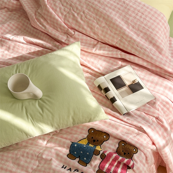 91家纺网 家纺一手货源 找家纺 洋铭区（原狠狠爱） 2025新款卡通毛巾绣水洗棉夏被夏凉被空调被四件套 粉格小熊