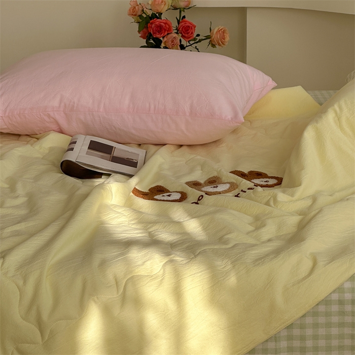 91家纺网 家纺一手货源 找家纺 洋铭区（原狠狠爱） 2025新款卡通毛巾绣水洗棉夏被夏凉被空调被四件套 兔兔宝贝