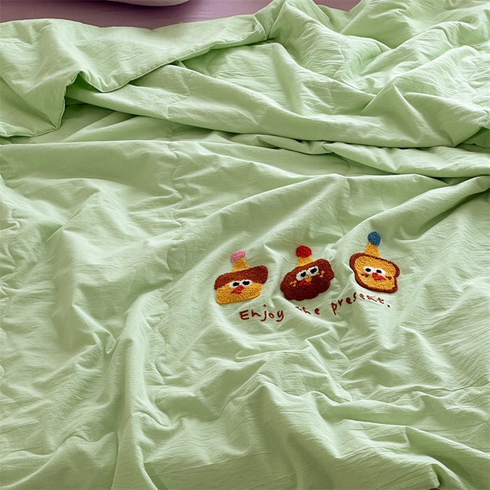 91家纺网 家纺一手货源 找家纺 洋铭区（原狠狠爱） 2025新款卡通毛巾绣水洗棉夏被夏凉被空调被四件套 卡通宝宝