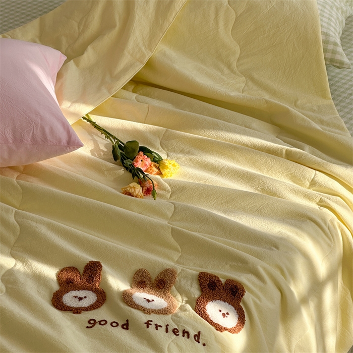 91家纺网 家纺一手货源 找家纺 洋铭区（原狠狠爱） 2025新款卡通毛巾绣水洗棉夏被夏凉被空调被四件套 兔兔宝贝