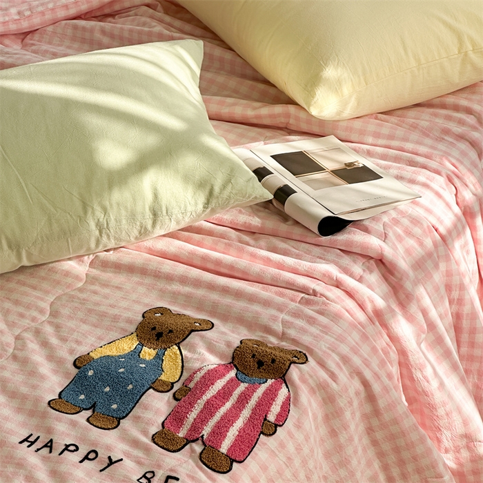 91家纺网 家纺一手货源 找家纺 洋铭区（原狠狠爱） 2025新款卡通毛巾绣水洗棉夏被夏凉被空调被四件套 粉格小熊