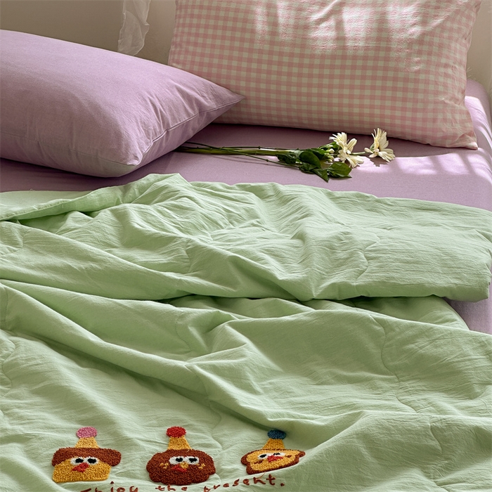 91家纺网 家纺一手货源 找家纺 洋铭区（原狠狠爱） 2025新款卡通毛巾绣水洗棉夏被夏凉被空调被四件套 卡通宝宝