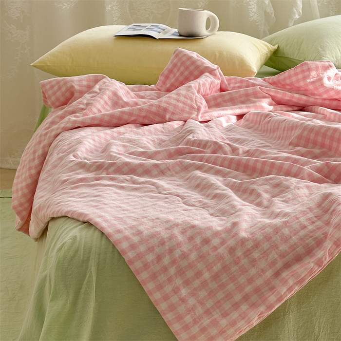 91家纺网 家纺一手货源 找家纺 洋铭区（原狠狠爱） 2025新款卡通毛巾绣水洗棉夏被夏凉被空调被四件套 粉格小熊