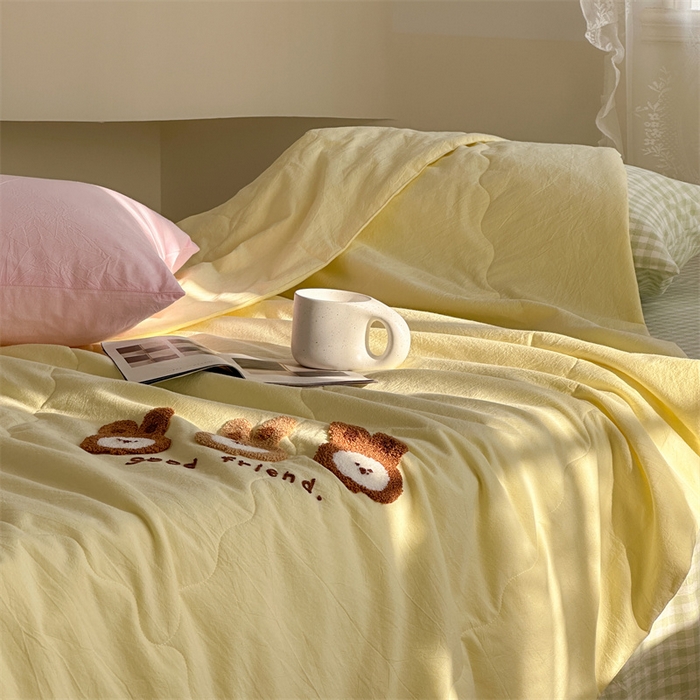 91家纺网 家纺一手货源 找家纺 洋铭区（原狠狠爱） 2025新款卡通毛巾绣水洗棉夏被夏凉被空调被四件套 兔兔宝贝