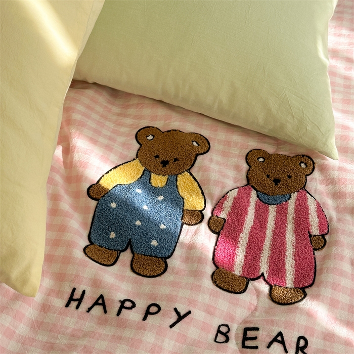 91家纺网 家纺一手货源 找家纺 洋铭区（原狠狠爱） 2025新款卡通毛巾绣水洗棉夏被夏凉被空调被四件套 粉格小熊