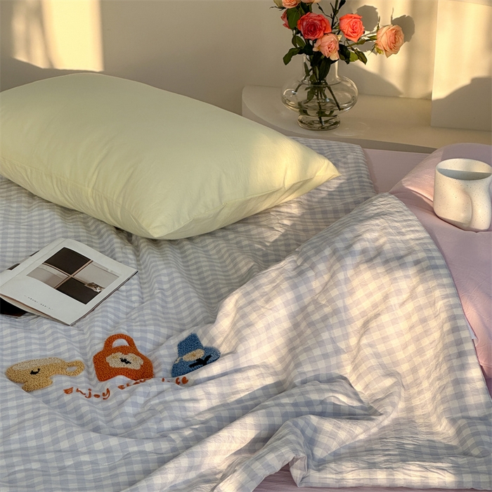 91家纺网 家纺一手货源 找家纺 洋铭区（原狠狠爱） 2025新款卡通毛巾绣水洗棉夏被夏凉被空调被四件套 蓝格小包包