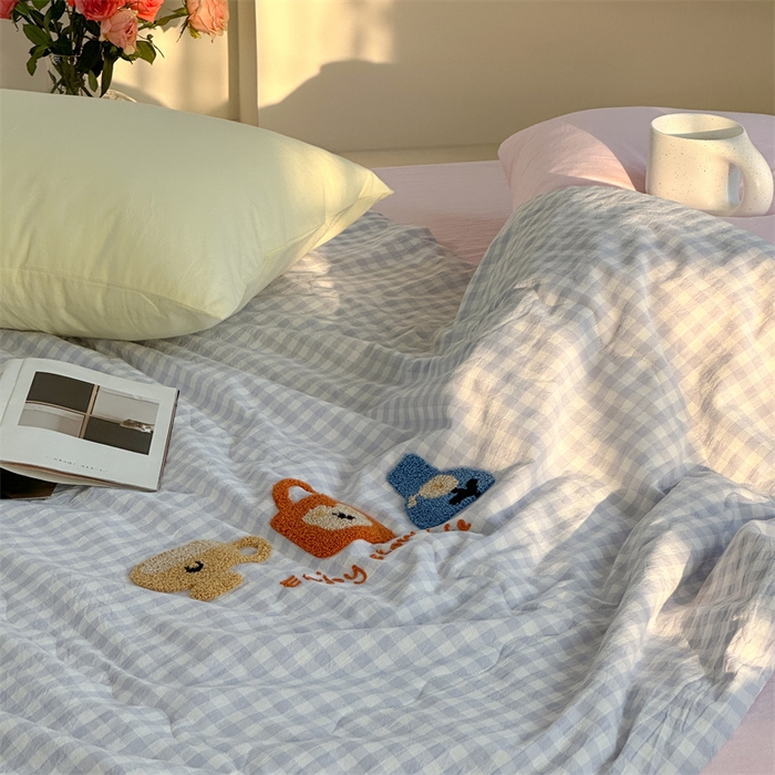 91家纺网 家纺一手货源 找家纺 洋铭区（原狠狠爱） 2025新款卡通毛巾绣水洗棉夏被夏凉被空调被四件套 蓝格小包包