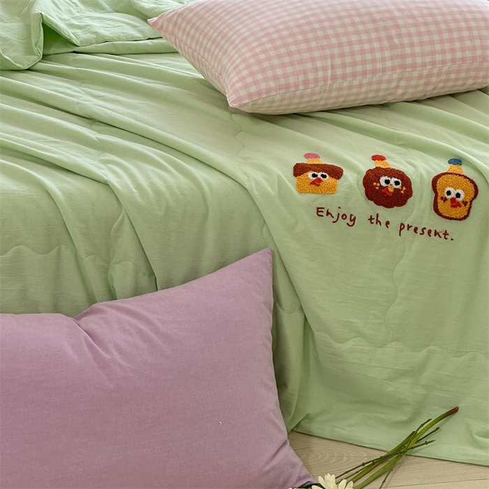 91家纺网 家纺一手货源 找家纺 洋铭区（原狠狠爱） 2025新款卡通毛巾绣水洗棉夏被夏凉被空调被四件套 卡通宝宝