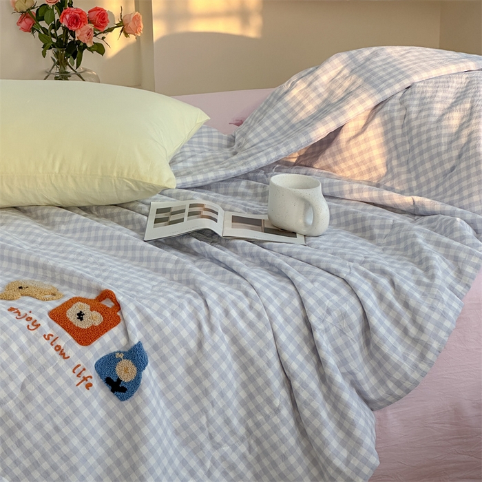 91家纺网 家纺一手货源 找家纺 洋铭区（原狠狠爱） 2025新款卡通毛巾绣水洗棉夏被夏凉被空调被四件套 蓝格小包包