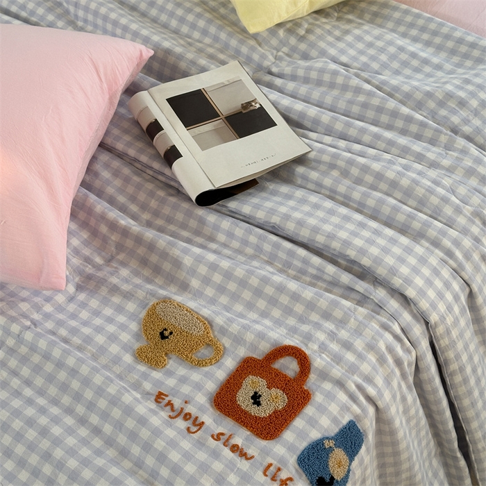 91家纺网 家纺一手货源 找家纺 洋铭区（原狠狠爱） 2025新款卡通毛巾绣水洗棉夏被夏凉被空调被四件套 蓝格小包包