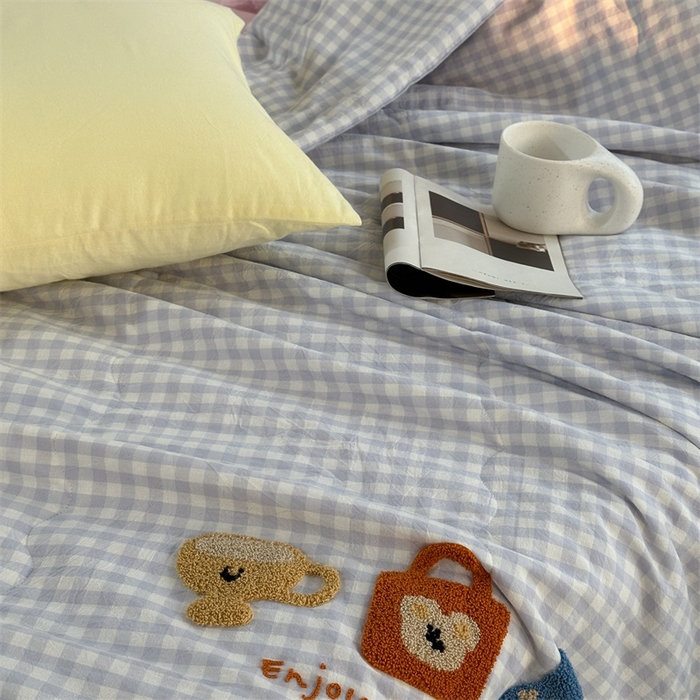 91家纺网 家纺一手货源 找家纺 洋铭区（原狠狠爱） 2025新款卡通毛巾绣水洗棉夏被夏凉被空调被四件套 蓝格小包包