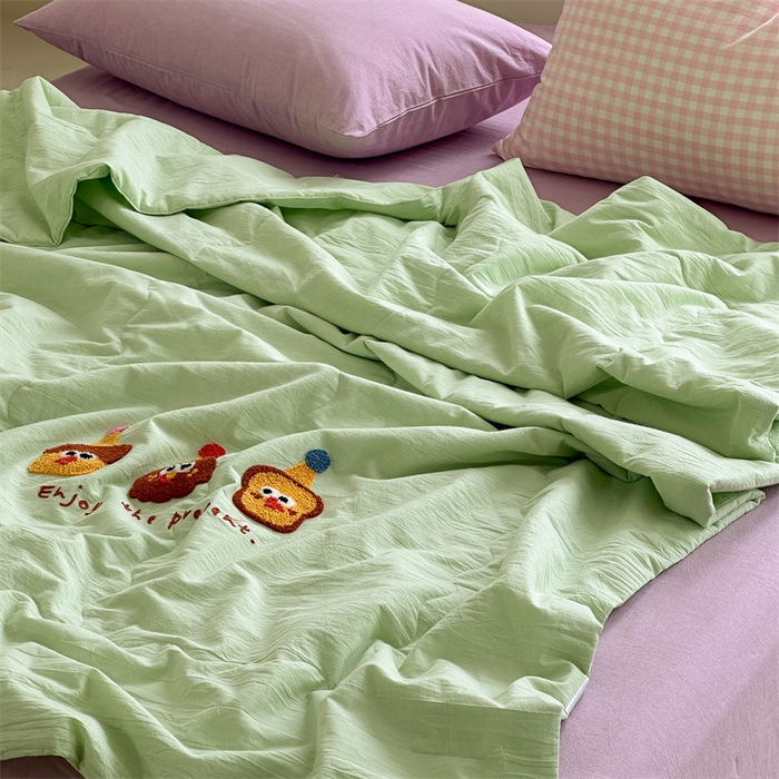 91家纺网 家纺一手货源 找家纺 洋铭区（原狠狠爱） 2025新款卡通毛巾绣水洗棉夏被夏凉被空调被四件套 卡通宝宝