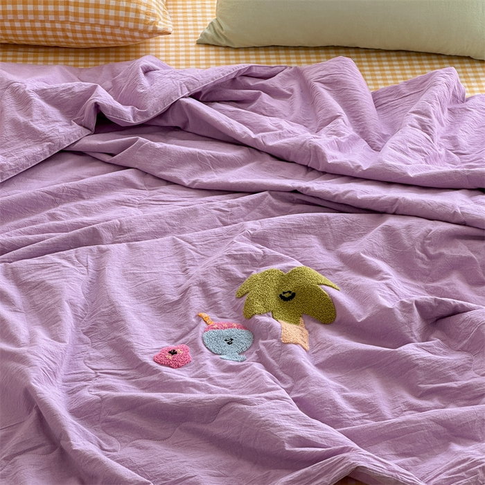 91家纺网 家纺一手货源 找家纺 洋铭区（原狠狠爱） 2025新款卡通毛巾绣水洗棉夏被夏凉被空调被四件套 芋香小树