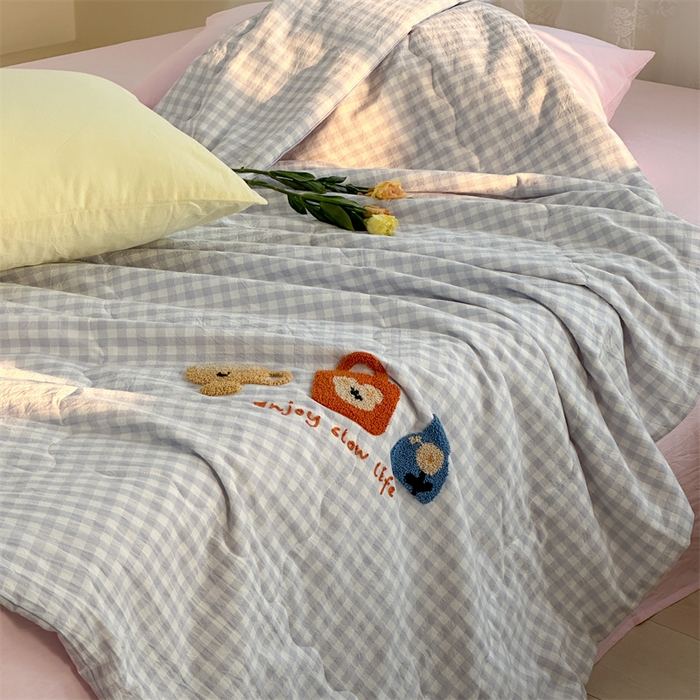 91家纺网 家纺一手货源 找家纺 洋铭区（原狠狠爱） 2025新款卡通毛巾绣水洗棉夏被夏凉被空调被四件套 蓝格小包包