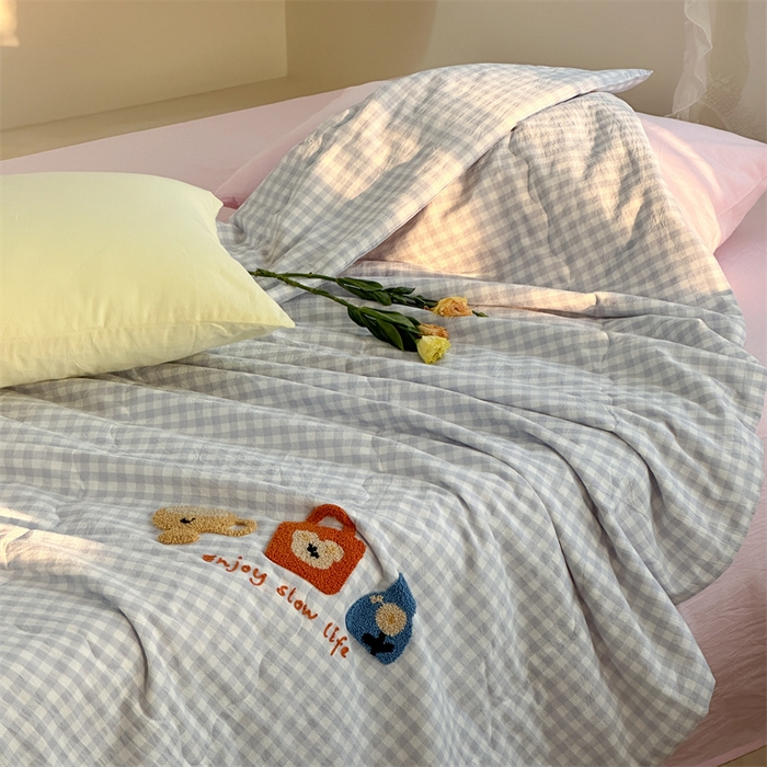 91家纺网 家纺一手货源 找家纺 洋铭区（原狠狠爱） 2025新款卡通毛巾绣水洗棉夏被夏凉被空调被四件套 蓝格小包包